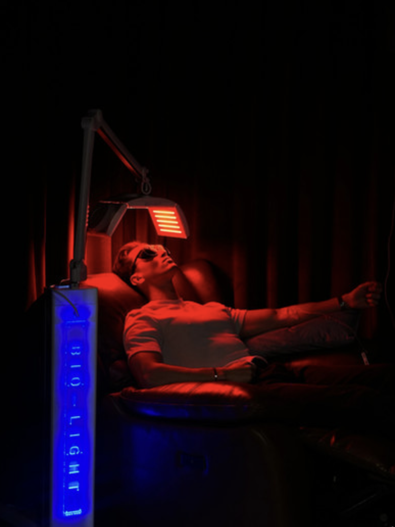 Red light therapy at MENHANCE — the final Day 2 step to support recovery after a DHI hair transplant